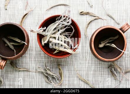 Foglie di salvia essiccate in bowl.Salvia in medicina di erbe Foto Stock