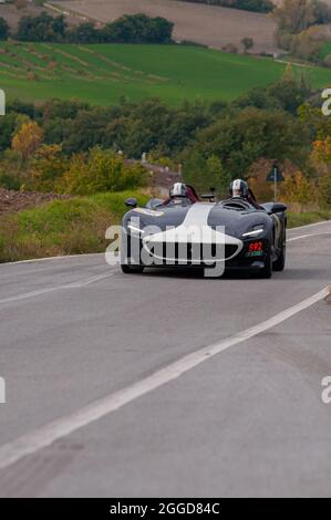 CAGLI, ITALIA - 27 ottobre 2020: Uno scatto verticale della Ferrari Monza SP1 durante la gara di Mille miglia 2020 a Cagli, Italia Foto Stock