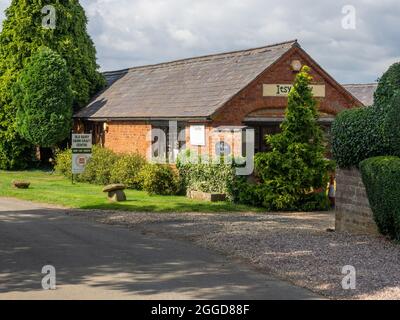 The Old Dairy Farm Craft Center, Upper Stowe, Northamptonshire, Regno Unito; negozi, gallerie e studi di artisti allestiti in vecchi edifici agricoli convertiti. Foto Stock