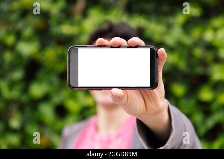 uomo irriconoscibile che mostra uno smartphone con schermo vuoto, concetto di tecnologia, spazio di copia per immagini o testo Foto Stock