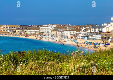 Vista sulla spiaggia di Porthmeor in una giornata di sole a St Ives, Cornovaglia, Regno Unito Foto Stock