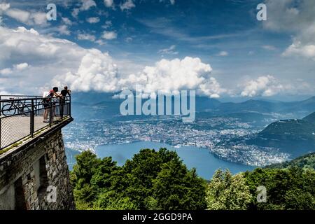 Vista panoramica dalla vetta Sighignola, il balcone d'Italia, sul Lago di Lugano e Lugano, Ticino, Svizzera Foto Stock