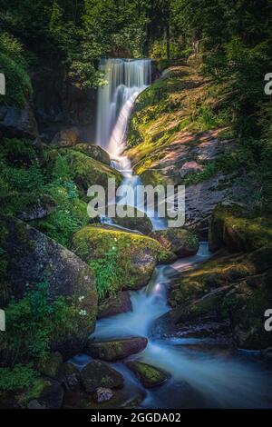 Le cascate di Triberg sono cascate nei pressi di Triberg nella Foresta Nera di Baden-Württemberg (Germania). Con una discesa di 163 m, è uno dei più alti Foto Stock