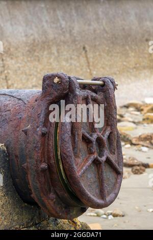 tubo di scarico delle acque reflue, valvola del tubo delle acque reflue, smaltimento delle acque reflue, smaltimento delle acque costiere, terminale del tubo delle acque reflue sulla spiaggia, vecchio tubo di troppo pieno delle acque reflue arrugginito. Foto Stock