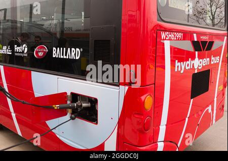 Uno dei nuovi autobus a idrogeno a zero emissioni inquinanti per Londra viene rifornito di idrogeno. Gli autobus progettati specificamente per il trasporto per Londra che utilizza Foto Stock