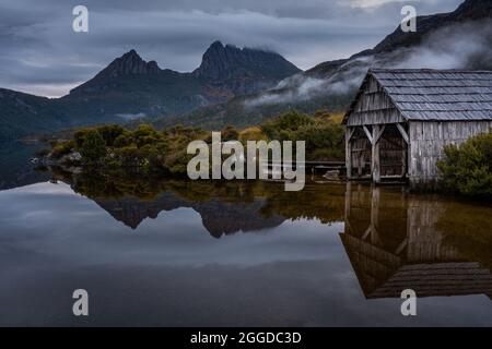 Vista del lago dove a dus, riflessi della montagna Cradle e capannone barca nel lago Foto Stock