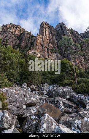 Vista ad angolo basso di formazioni rocciose di colonne basaltiche, tubi per organi a Hobart, Australia Foto Stock