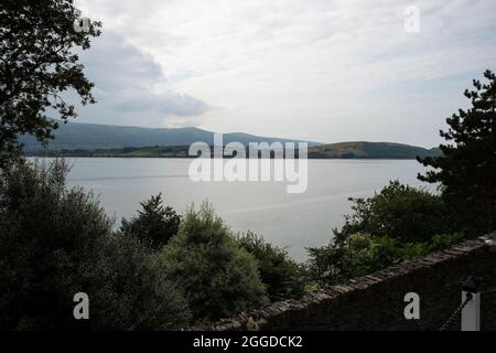 Vista panoramica dell'estuario di Afon Dwyryd e della catena montuosa Snowdonian dal sentiero costiero di Portmerion Italian Village nel Galles del Nord Foto Stock