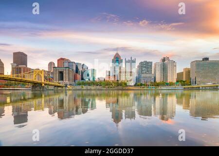 Skyline del centro di Pittsburgh, Pennsylvania al tramonto negli Stati Uniti Foto Stock