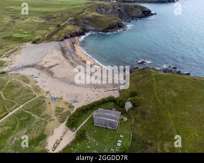 drone aereo intorno alla baia della chiesa e campo da golf di mullion cornwall uk Foto Stock