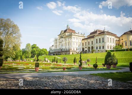 Ludwigsburg, Germania - 22 aprile 2018: Palazzo di Ludwigsburg, Germania con giardino barocco Foto Stock