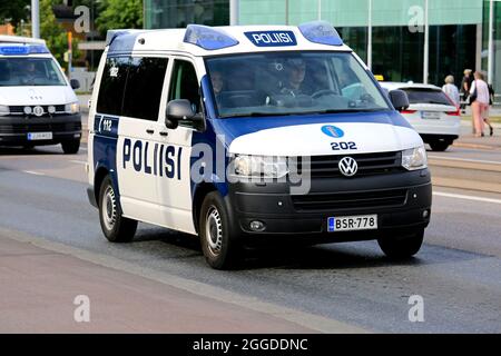 Funzionari di polizia e veicoli nel centro di Helsinki il giorno della visita del presidente russo Vladimir Putin. Helsinki, Finlandia. Agosto 21, 2019. Foto Stock