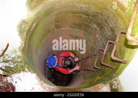 Slovenia, Planina Zaprikraj. Il trincerone della prima Guerra Mondiale (grande trincea) sul versante del Monte Vrsic. Ha raggiunto il passo all'altitudine di 1270. Tunnel verticale e scala che collega un posto di osservazione superiore alla batteria di artiglieria in una grotta blindata. Foto Stock