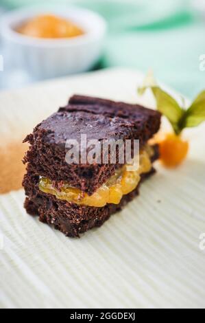 Cacke al cioccolato con crema di alchechingi Foto Stock