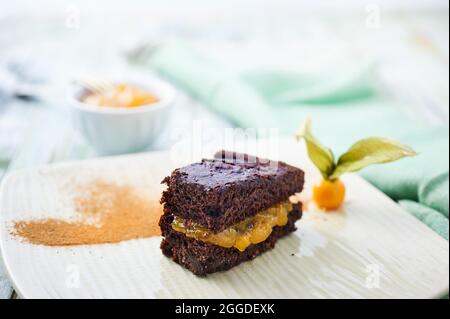 Cacke al cioccolato con crema di alchechingi Foto Stock