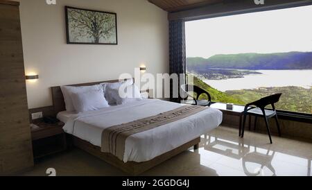 Una camera d'albergo a Panchgani con vista sul lago di Venna e sulle colline di Sahayadri, PANCHGANI, MAHARASHTRA, INDIA Foto Stock