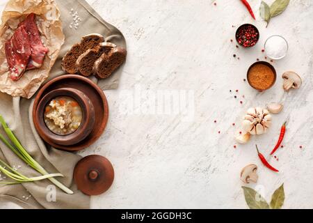 Pentola con gustosa zuppa di orzo di manzo su sfondo grunge Foto Stock