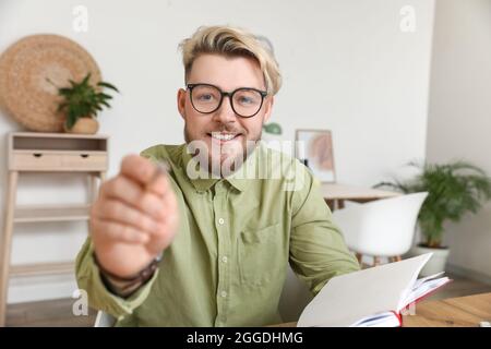 Giovane uomo che parla a casa Foto Stock