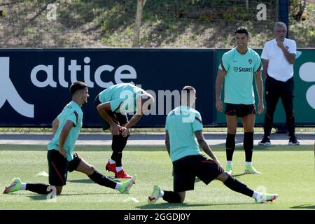 Oeiras, Portogallo. 31 ago 2021. Il 31 agosto 2021 Cristiano Ronaldo (2nd R), in Portogallo, partecipa a una sessione di allenamento con i suoi compagni di squadra al campo di allenamento Cidade do Futebol di Oeiras, in Portogallo, nell'ambito della preparazione della squadra per la prossima partita di calcio di qualificazione della Coppa del mondo FIFA Qatar 2022 contro l'Irlanda. (Credit Image: © Pedro Fiuza/ZUMA Press Wire) Foto Stock