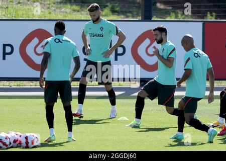 Oeiras, Portogallo. 31 ago 2021. Il Portogallo Bruno Fernandes (2a R) partecipa a una sessione di allenamento con i suoi compagni di squadra al campo di allenamento Cidade do Futebol di Oeiras, Portogallo, il 31 agosto 2021, come parte della preparazione della squadra per la prossima partita di calcio di qualificazione della Coppa del mondo FIFA Qatar 2022 contro l'Irlanda. (Credit Image: © Pedro Fiuza/ZUMA Press Wire) Foto Stock