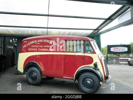 Vintage furgone di consegna al Derwent Cumberland Pencil Museum, Keswick, Lake District, Inghilterra. Foto Stock