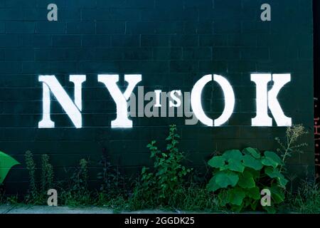 Un cartello dipinto su un muro di mattoni che dice che il NY non è male. Ad Astoria, Queens, New York. Foto Stock