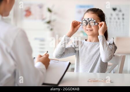 Bambina sottoposta a test oculare in clinica Foto Stock