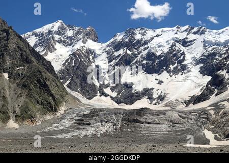 Vista sul ghiacciaio Mizhirgi. La parete settentrionale del massiccio di Mijirghi. Montagne del Caucaso. Foto Stock