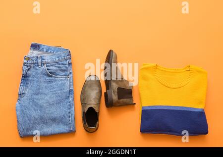 Abiti e scarpe eleganti su sfondo colorato Foto Stock