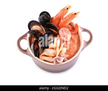 Pentola di gustosa zuppa di Cacciucco su sfondo bianco Foto Stock