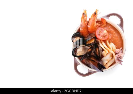 Pentola di gustosa zuppa di Cacciucco su sfondo bianco Foto Stock