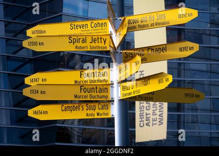 Segno che indica le opere d'arte internazionali fuori Christchurch Art Gallery, Christchurch, Canterbury, South Island, Nuova Zelanda Foto Stock