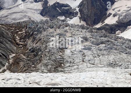Ghiacciaio di Bezengi e il paesaggio glaciale. Gamma Caucasica principale. 'SMall Himalayas', Muro di Bezengi, Kabardino-Balkaria, Russia. Foto Stock