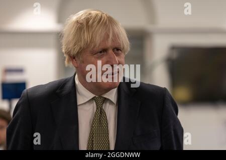 Il primo Ministro britannico Boris Johnson e il Segretario di Stato Affari Esteri, Commonwealth e sviluppo in visita al Foreign Office Crisis Centre di Londra. Foto Stock