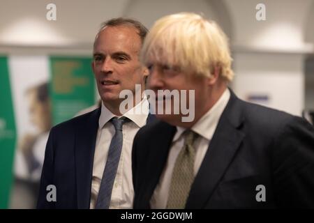 Il primo Ministro britannico Boris Johnson e il Segretario di Stato Affari Esteri, Commonwealth e sviluppo in visita al Foreign Office Crisis Centre di Londra. Foto Stock