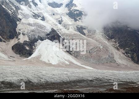 Ghiacciaio di Bezengi e il paesaggio glaciale. Gamma Caucasica principale. 'SMall Himalayas', Muro di Bezengi, Kabardino-Balkaria, Russia. Foto Stock