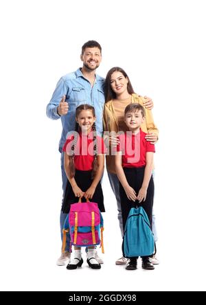 Bambini piccoli con i loro genitori su sfondo bianco Foto Stock