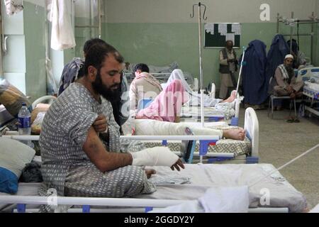 (210831) -- KABUL, 31 agosto 2021 (Xinhua) -- Foto scattata il 30 agosto 2021 mostra feriti all'ospedale di Wazir Akbar Khan a Kabul, capitale dell'Afghanistan. Dopo l'esplosione mortale del suicidio che ha ucciso circa 170 persone afghane e 13 soldati statunitensi all'aeroporto di Kabul giovedì, alcuni sopravvissuti hanno sollevato la possibilità che un certo numero di persone afghane siano state uccise dal fuoco americano in mezzo al caos e alla confusione invece di bombardamenti. (Foto di Safurahman Safi/Xinhua) Foto Stock