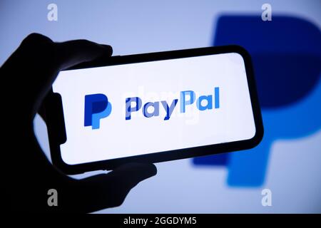 LONDRA, UK - Agosto 2021: Logo del servizio finanziario PayPal su uno smartphone Foto Stock