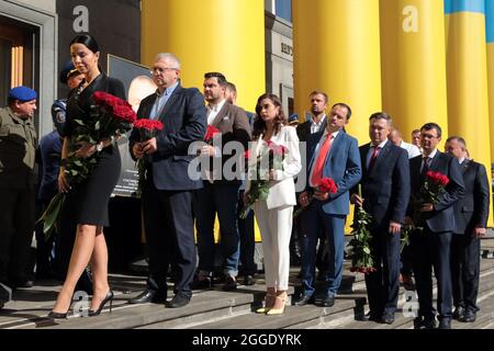 KIEV, UCRAINA - 31 AGOSTO 2021 - la gente tiene mazzi per deporli alla targa commemorativa a quattro membri della Guardia Nazionale che sono morti a causa di Foto Stock