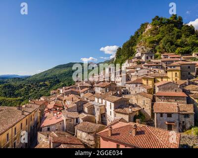 Antico borgo medievale italiano arroccato su una montagna. Petrella Salto in provincia di Rieti, città dell'Italia centrale. Foto Stock