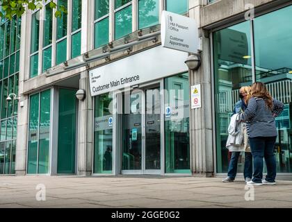 HM Passport Office, Londra, Regno Unito. L'ingresso principale del cliente all'Ufficio passaporti per cittadini britannici a Pimlico, nel sud di Londra. Foto Stock