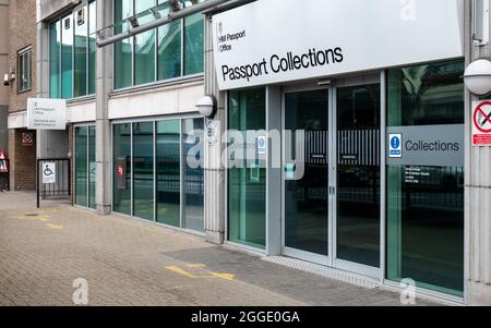 HM Passport Office, Londra. L'ingresso dei clienti al banco delle collezioni dell'ufficio passaporti del Regno Unito presso Globe House, Ecclestone Square, nel centro di Londra. Foto Stock