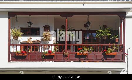 Balcone tradizionale in stile arabo, decorato con molti fiori. Nelle Isole Canarie, Santa Brigita, Gran Canaria Foto Stock