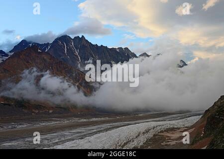 Ghiacciaio di Bezengi e il paesaggio glaciale. Gamma Caucasica principale. 'SMall Himalayas', Muro di Bezengi, Kabardino-Balkaria, Russia. Foto Stock