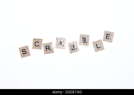 Scrabble di parola disposto da blocchi di legno su sfondo bianco. Foto Stock