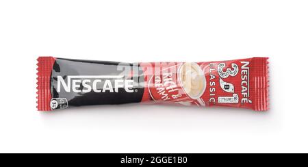 Samara, Russia - Marzo 2021. Bustina di Nescafe 3 in 1 classico caffè istantaneo isolato su bianco Foto Stock