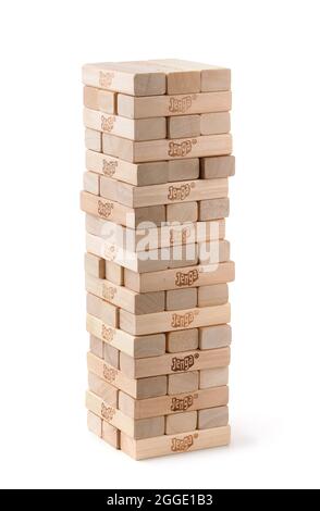 Samara, Russia - Maggio 2021. Jenga blocco torre di legno isolato su bianco Foto Stock