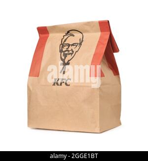 Samara, Russia - Agosto 2021 KFC take away sacchetto di carta con logo isolato su bianco Foto Stock