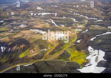 Vista aerea di Landmannalaugar con sorgenti termali nel centro, riserva naturale di Fjallabak, Suourland, Islanda Foto Stock